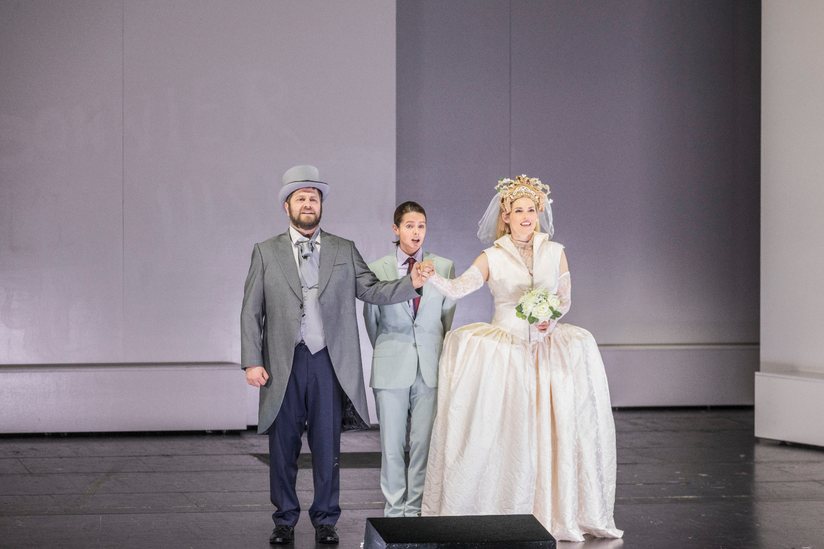 Giuseppe Verdi „Don Carlos“, Staatstheater Nürnberg Oper, im Bild (v.li.n.re.): Tadeusz Szlenkier (Don Carlos), Emily Bradley (Thibault), Emily Newton (Elisabeth von Valois), Fotograf: Ludwig Olah