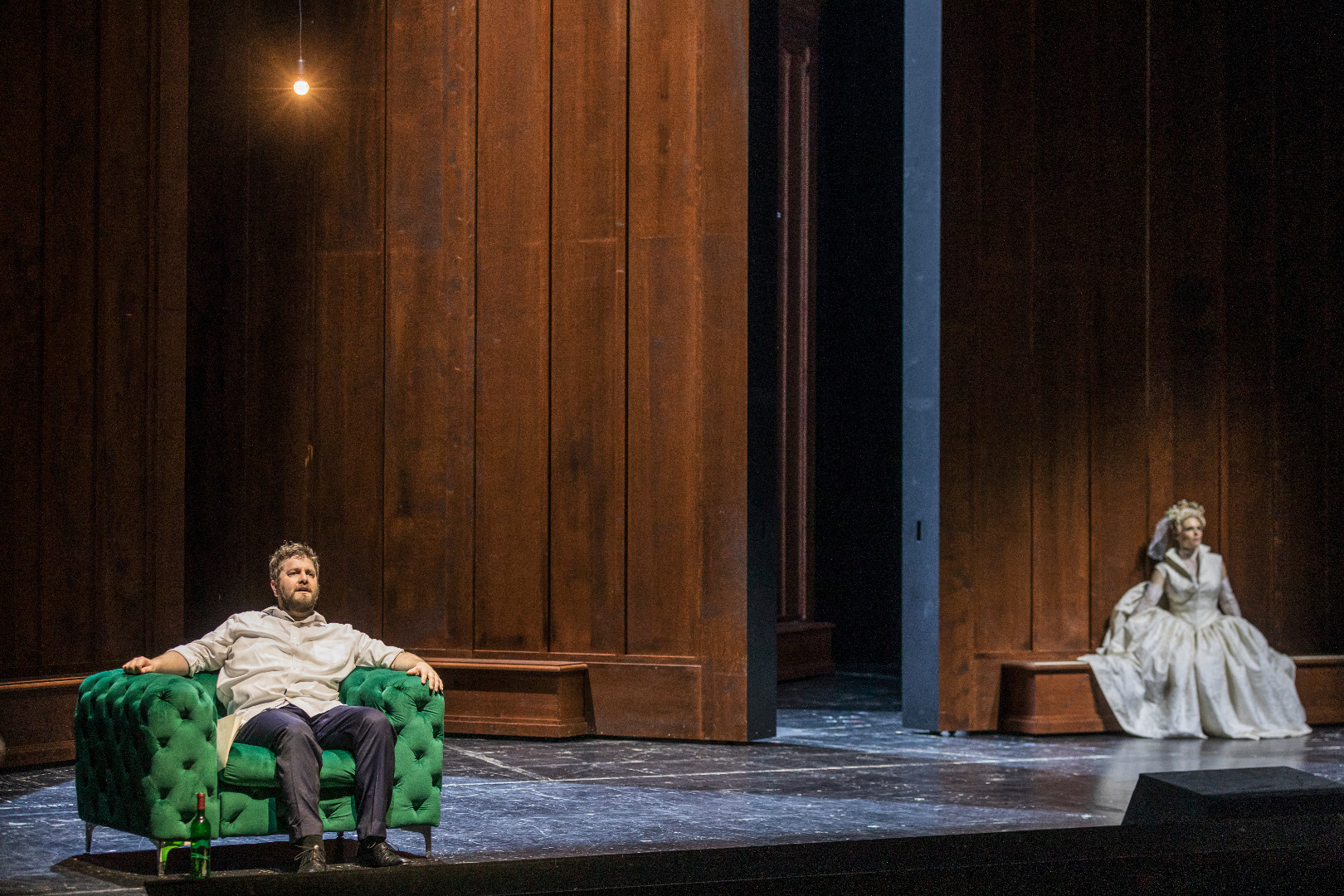 Giuseppe Verdi „Don Carlos“, Staatstheater Nürnberg Oper, im Bild (v.li.n.re.): Tadeusz Szlenkier (Don Carlos) und Emily Newton (Elisabeth von Valois), Fotograf: Ludwig Olah