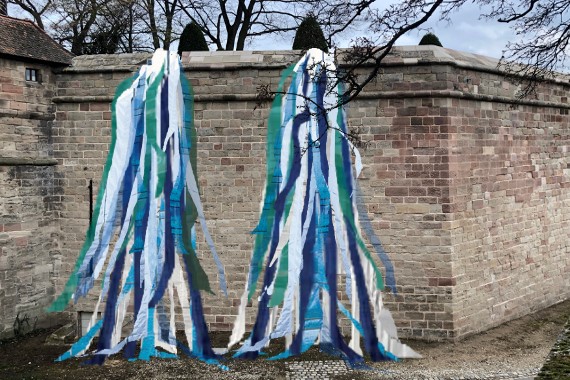 Plastikflut  von Linda Männel, Malerin und Textilkünstlerin, und Jan Vormann, Street-Artist und Bildhauer