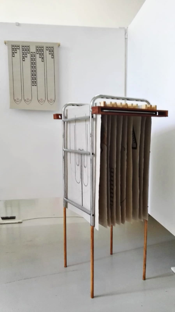 Robin Greipel, Evidenz, 2020, Behälter aus Holz und Aluminium bestückt mit Arbeiten aus Papier und Tusche, ca. 1,5 x 1 x 1 m © und Foto: the artist