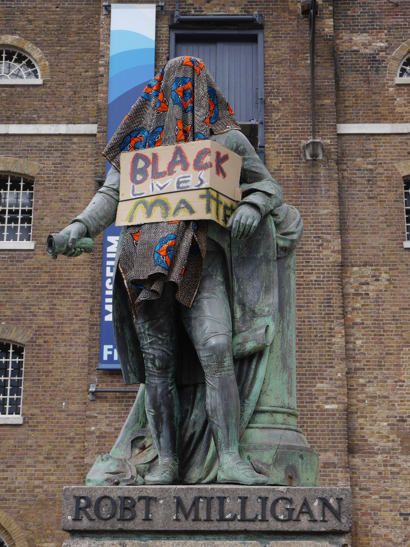 Statue von Robert Milligan, mit „Black Lives Matter“-Symbolen bedeckt. Foto: Chis Mc Kenna