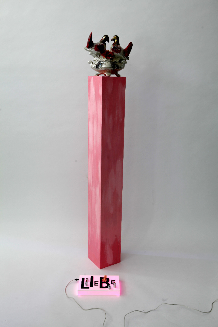 Jörg Hechel, love, 2019, Installation, oxydiertes Blattmetall auf Porzellanskulptur, Lichtobjekt, Kleinteile, Säule, 20 x 190 cm © und Foto: the artist