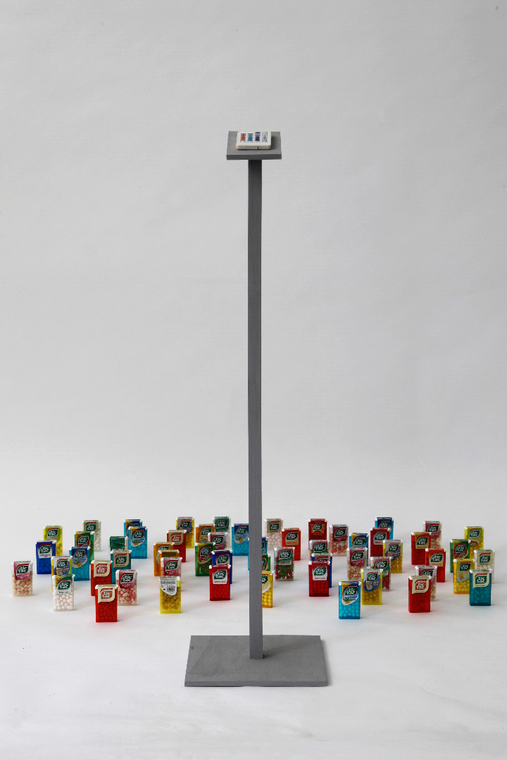 Jörg Hechel, time, 2014 – 2020, Installation, Sockel, Fernbedienung, 58 tictac Boxen mit 37 Geschmacksrichtungen © und Foto: the artist