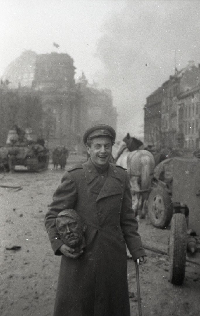 Ewgenij Chaldej, Dichter Ewgenij Dolmatowskij mit einer Trophäe in Form eines Hitlerskulpturkopfs, Berlin, 2. Mai 1945, Fotografie © Anna Y. Chaldej, Moskau
