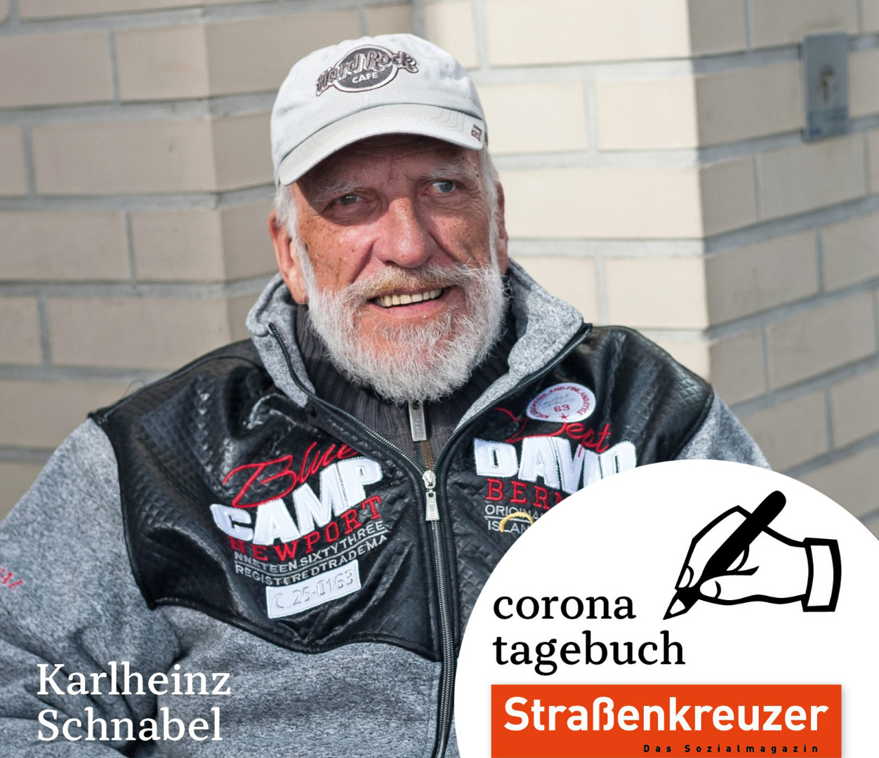 Karlheinz „Carlo“ Schnabel war 2008 der erste Stadtführer unserer Schicht-Wechsel-Touren an Orte der Armut und Hilfe in Nürnberg. Er war Verkäufersprecher und hat sich in der Schreibwerkstatt engagiert. Das macht seine Gesundheit alles längst nicht mehr mit. Aber seinen Verkaufsplatz am Einkaufszentrum Röthenbach/Schweinau würde er auch mit seinen 70 Jahren nicht aufgeben wollen. „Ich bin jetzt, wie alle vernünftigen Leute, meistens zu Hause. Nur mit dem kleinen Hund geh ich natürlich raus. Ich bin schon lange krank, mein Herz ist kaputt. Aber ich habe eine Lunge wie ein Pferd – obwohl ich rauche. Rauchen ist mein kleiner Luxus, den ich mir leisten kann, weil ich den Straßenkreuzer verkaufe. Das sag ich auch ganz ehrlich meinen Kunden. Ach, die vermisse ich sehr. Der Kontakt zu meinen Kunden ist unbezahlbar. Angst habe ich nicht. Schau, ich bin 70, da kann es immer mal zu Ende sein, auch ohne Corona. Ich lebe bescheiden und versuche über die Runden zu kommen. Und wenn es vorbei ist mit dieser Gefahr, dann geh ich wieder an meinen Verkaufsplatz. Ich hab so tolle Kunden, die warten auf mich. Da bin ich ganz sicher.“ / Foto: Maria Bayer