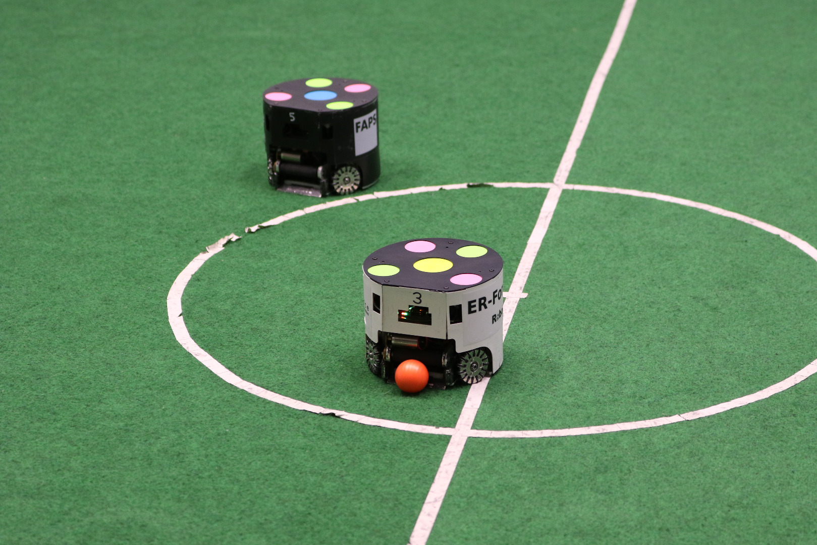 NdW mit Robo-Fußball. Bild: Heizo Takamatsu