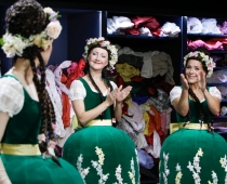 Textil-Trilogie; Ruth Macke, Lilly Gropper, Sveta Belesova, Staatstheater, Foto Marion Bührle