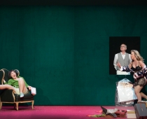 Solgerd Isalv (Charlotte), Susanne Elmark (Marie), Richard Kindley (Bedienter der Gräfin de la Roche), Foto: Ludwig Olah, Staatstheater Nürnberg