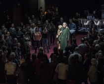 Die Soldaten / Susanne Elmark (Marie), Tilmann Rönnebeck (Wesener), Publikum, Foto: Ludwig Olah, Staatstheater Nürnberg