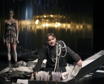 Auferstehung / Lilly Gropper (Katharina Maslowa), Martin Aselmann (Fürst Dimitri Nechljudow) / Foto: Marion Bührle, Staatstheater Nürnberg