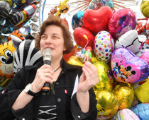 Dr. Karin Falkenberg, Leiterin des Nürnberger Spielzeugmuseums, erzählt die Geschichte des Luftballons. Bild stammt aus Nicht-Corona-Zeiten