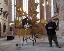 Gloibal Art Festival: Viron Erol Vert und seine frisch aufgebaute Arbeit Abraham. Bild: Global Art