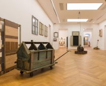 Ausstellungsansicht, Vordergrund links: Kunstpalette, 2014 (Zitta); Umzugswagen, 1994 (Bergmann).  Foto: Annette Kradisch