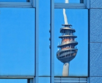 #reflexion_erleben, Spiegelung des Fernmeldeturms in einer Glasfassade, Foto Robert Hackner / Stadt Nürnberg