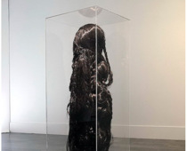 Mandana Moghaddam, Chelgis I, 2002, Haar, Holz, Eisen, Plexiglas, H: ca. 175 cm, Courtesy Künstlerin Foto: Hossein Sehatlu