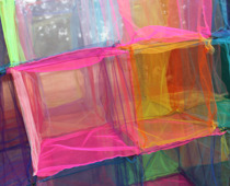 Elizabeth Thallauer, Pixel Cube, 2020, Tüll und Eisen, 150 x 150 x 200 cm © und Foto: the artist