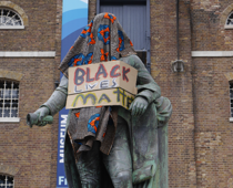 Statue von Robert Milligan, mit „Black Lives Matter“-Symbolen bedeckt. Foto: Chis Mc Kenna