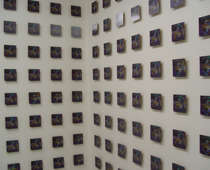 Klaus Haas, sfumato „raum-wand-bild Installation“, 2003, 3D Farb_Wechselbild 900 Bildtafeln 15 cm x 15 cm, Digitaler Holografischer Laserdruck, Presspappe, Metallklammern, Raumwand Bildinstallation Höhe 3 m - 4 mal x 5 m © und Foto: the artist