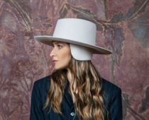 Nada Quenzel  Hut mit abnehmbarem Ohrenwärmer „Ture“ 2021 Haarfilz geblockt, von Hand geformt Größe: 56 Foto: Nada Quenzel