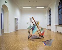 Heike Gallmeiers Installation „Superimposition“ ist das zentrale Kunstwerk in ihrem Raum. © the artists. Foto: Axel Eisele