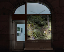 Blick auf das Schaufenster der ortart mit der Ausstellung „Hide and Seek“  © the artists, Foto: Lisa Haselbek