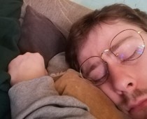 Verrutschte Brille und geballte Faust: authentisches Schlafbild