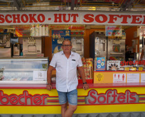 Georg Bernhard verkauft Eis am Jakobsplatz. Foto: Budig 