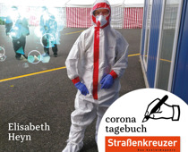 Elisabeth „Eli“ Heyn gehört seit ein paar Jahren zum bunten Team der Straßenkreuzer-Schreibwerkstatt. Die Mitglieder, Verkäufer*innen und Leser*innen des Magazins, treffen sich in normalen Zeiten donnerstags. Sie tauschen sich aus, diskutieren – und schreiben, auch für den Straßenkreuzer. Die Freude am Schreiben verbindet sie alle. Eli ist Ärztin, vor ein paar Tagen hatte sie ihren ersten Einsatz in der Drive-In-Corona-Teststation, die beim Möbelhaus Höffner aufgebaut wurde. „Es hat bestimmt 15 Minuten gedauert, um mich so zu verpacken, dass ich einsatzbereit war. Allein drei Paar Handschuhe musste ich anziehen. Es waren sehr viele Helfer da, von Polizei, Feuerwehr bis zum THW und natürlich medizinisches Personal. Ein riesiger Aufwand mit an die 20 Leuten, der mich schon verblüfft hat. Letztlich habe ich dann schätzungsweise 25 Personen getestet, die sich vorher über die allgemeine Telefonnummer 116117 mit Symptomen gemeldet hatten. Darunter zum Beispiel eine LKW-Fahrerin, die nach einer Frankreichfahrt unter Quarantäne stand, aber gebraucht wurde. Eine Frau kam mit einem geliehenen Auto, weil sie kein eigenes hat. Ein Kollege und ich haben nur Abstriche genommen, das hätten auch weniger qualifizierte Personen erledigen können. Was mich umtreibt, ist aber etwas ganz anderes: Ich denke, wir alle müssen achtsam sein, dass wir uns nicht psychisch isolieren, allein bleiben, auf diese Weise krank werden. Das Zwischenmenschliche darf nicht kaputt gehen, deshalb finde ich es so wichtig, dass das Straßenkreuzer-Team Kontakt zu allen Verkäufern hält. Was ich mir wünsche: dass die spirituelle Dimension dieser Krise thematisiert wird. Mich erinnert die öffentliche Stimmung an eine kollektive Trauma-Situation, hinter der letztlich die Angst vor dem Tod steht. Eine solche Pandemie wird auch in dem Roman „Die Pest“ von Camus beschrieben, ich kann diese Lektüre nur empfehlen. Darin siegt zum Schluss das Erbarmen und die Nächstenliebe. Egal, wie es endet.“