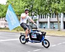 Markus Stipp doing his thing: Radfahren und demonstrieren dabei. Foto: Ludwig Eble