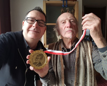 Der Schöpfer der Medaille Alfred Emmerling (re.) mit Michael Zigler, Vorsitzender Karl-Bröger-Gsellscaft und SPD-Stadtrat. Bild: Karl-Bröger-Gesellschaft