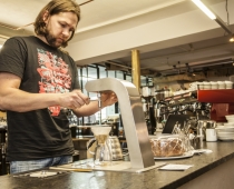 Armin Machhördl beim Kaffeebrühen, Foto: Felix Jäger