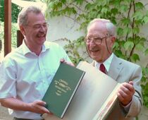 Dr. Helmut Schwarz mit Francis Spear im Jahr 2008. Urs Latus, Spielzeugmuseum Nürnberg