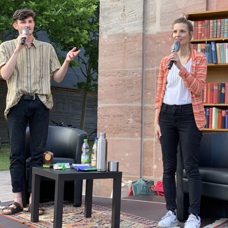 Michael Malcharek und Pauline Füg organisieren eine Poetry-Schreibwerkstatt. Foto: Chris/Jugendradio Free Spirit
