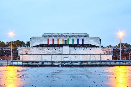 Das Regenbogenpräludium verschönert die Zeppelintribüne. Fotos: Peter Kunz