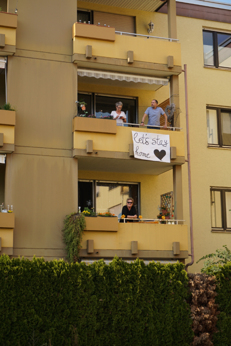 Kultur vor dem Fenster: Publikum auf den Balkonen. Foto: Gabi Küffner