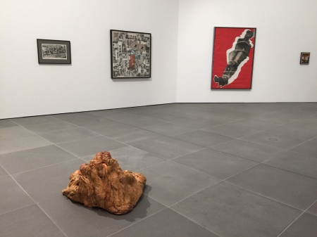 Ausstellungsansicht Neues Museum Nürnberg:  vorne: Boris Lurie und Sam Goodman, Shit Scupture, 1964 / hinten: Love Series: Bound on Red, 1962, Foto: N. de Ligt, © The Boris Lurie Art Foundation