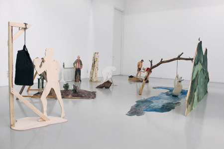 Alena Scharrer, Universum, 2019, Installation aus Öl auf Papier, Holz, Stoff und Folie, Maße variabel0x140cm