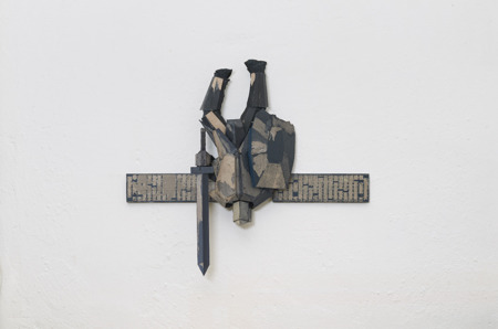 Ludwig Hanisch, Black Knight, 2020, Acryl, Acryllack, Stoff, Buchbinderkarton, Sand, 75 x 84,5 x 15 cm, © the artist, Foto: Johannes Kersting