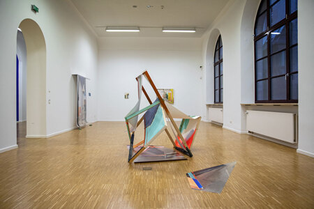 Heike Gallmeiers Installation „Superimposition“ ist das zentrale Kunstwerk in ihrem Raum. © the artists. Foto: Axel Eisele