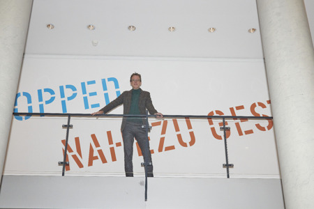 Generaldirektor Daniel Hess vor der Laurence-Weiner-Wandarbeit im Zettelsaal (c) und Foto: GNM