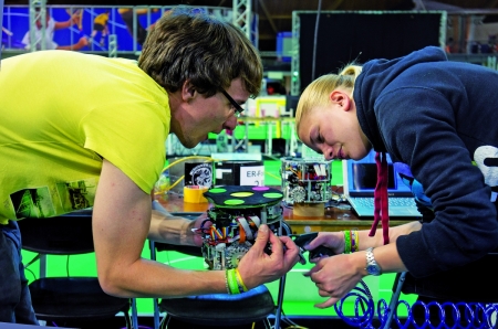 Maschinenbau-Studentin Frauke und Teamkollege Benjamin beim beim RoboCup in Eindhoven. Foto: Markus Hoffmann