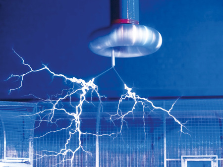 Faradayscher Käfig mit Blitz, Foto: Hans Braxmeier