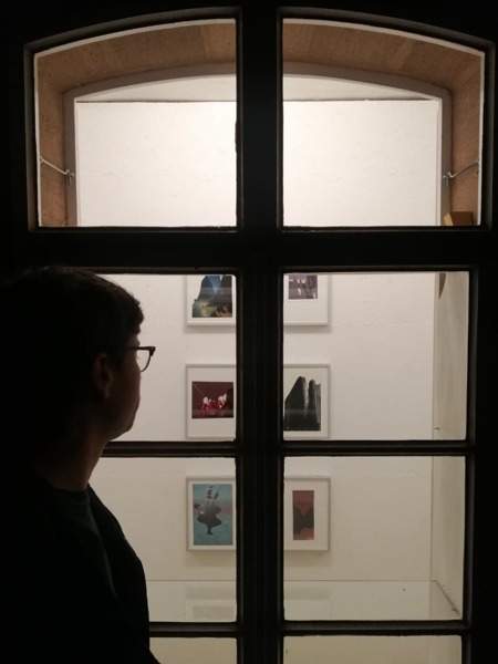 Galerie Bernsteinzimmer: Der Redakteur glotzt blöd durchs Fenster. Darf er aber. Foto: Hannah Lill