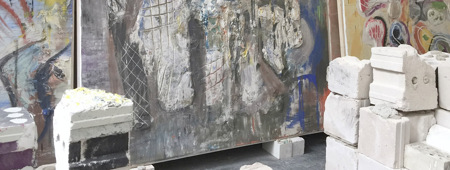 Dashdemed Sampil, Präsentationsansicht, Offen Auf AEG 2018. Arbeiten ohne Titel, je ca. 210 x 130/210 cm, Putz, Pigment, Lack und Farbe auf Gipskartonwand; im Vordergrund Installation mit Bausteinen. Foto: N. de Ligt