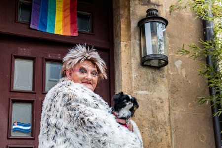 Uschi mit Hund Weber vor der Savoy Bar. Fotos: Helene Schütz